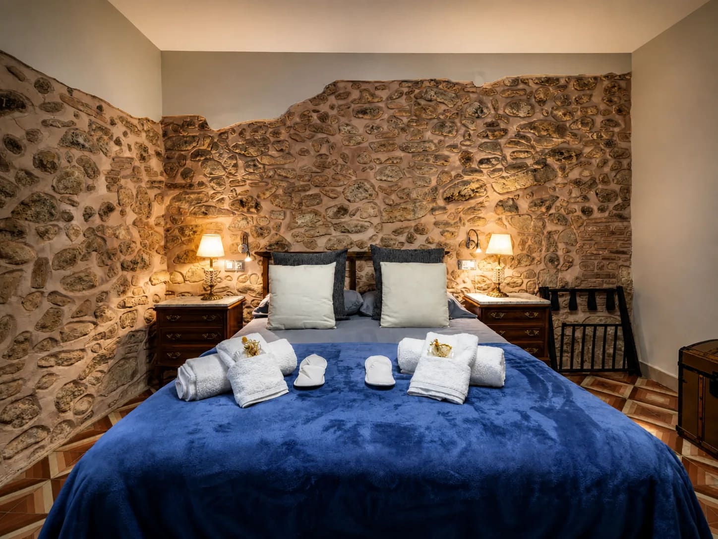 Habitación L'Alzina con cama doble y luz natural suave.