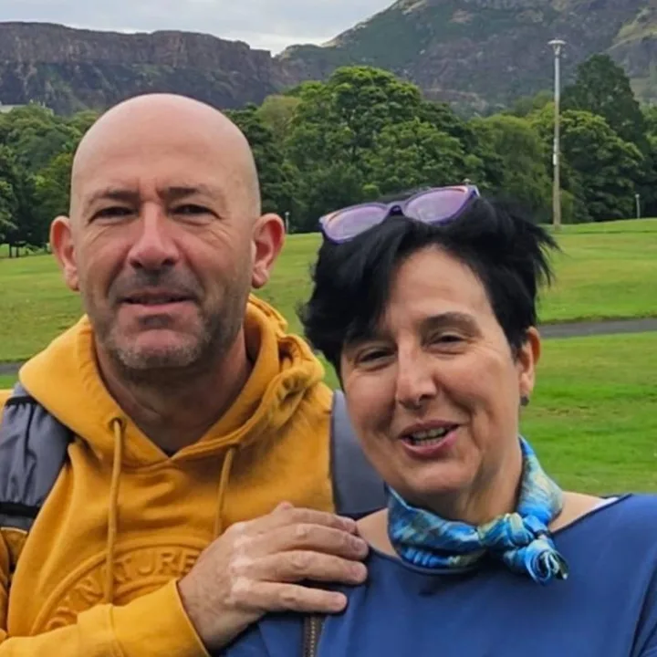 Josep Tomàs y Eva, los anfitriones de Casa Cal Cot, sonrientes al aire libre
