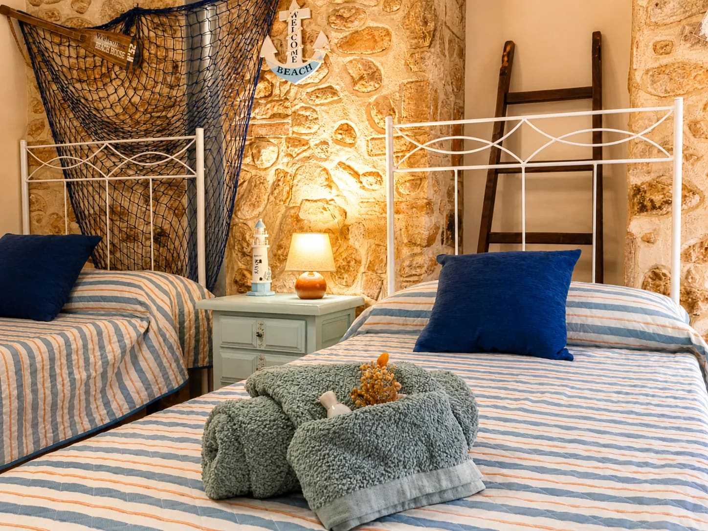 Habitación Garbí con dos camas individuales en la primera planta